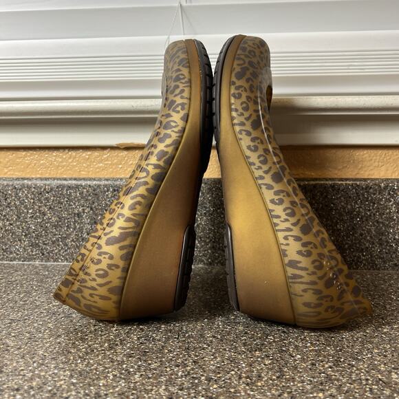 Crocs Comfort Wedge Heels Womens Sz 9 Brown Cheetah Pattern Classic Slip On Pump - Picture 5 of 10